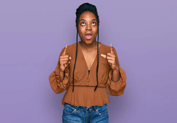 Young African American Woman Wearing Casual Clothes Amazed Surprised Looking — Stock Photo, Image