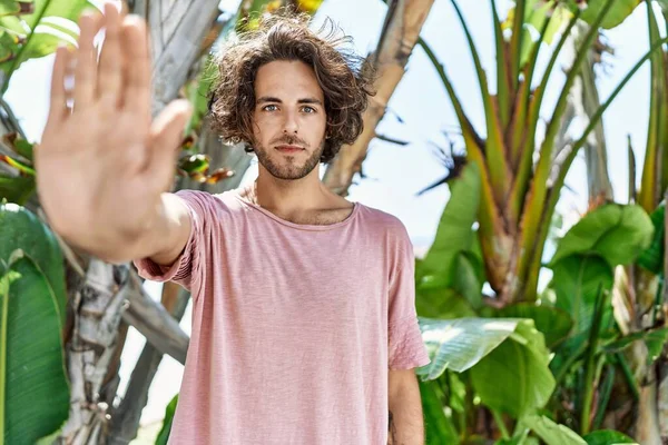 Ung Latinamerikansk Man Utomhus Solig Dag Med Öppen Hand Gör — Stockfoto