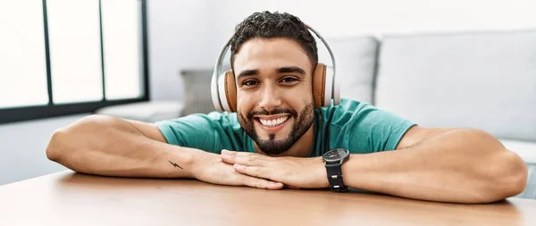 Joven Árabe Sonriendo Confiado Escuchando Música Casa —  Fotos de Stock