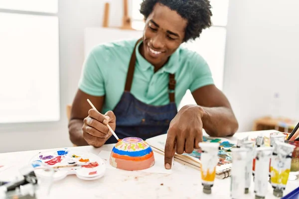 Young African American Artist Man Painting Ceramic Art Studio — Fotografia de Stock