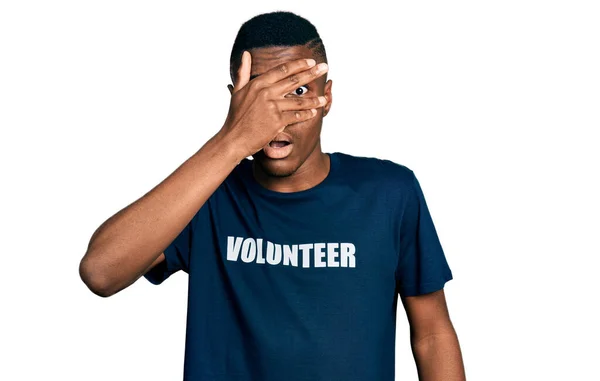 Mladý Afroameričan Tričku Dobrovolníky Vykukuje Šoku Zakrývá Obličej Oči Rukou — Stock fotografie