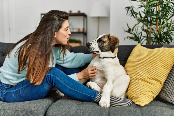 Jonge Vrouw Knuffelen Hond Zitten Bank Thuis — Stockfoto