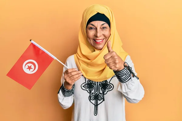 Středověká Hispánka Nosí Hidžáb Drží Tuniskou Vlajku Úsměvem Šťastný Pozitivní — Stock fotografie