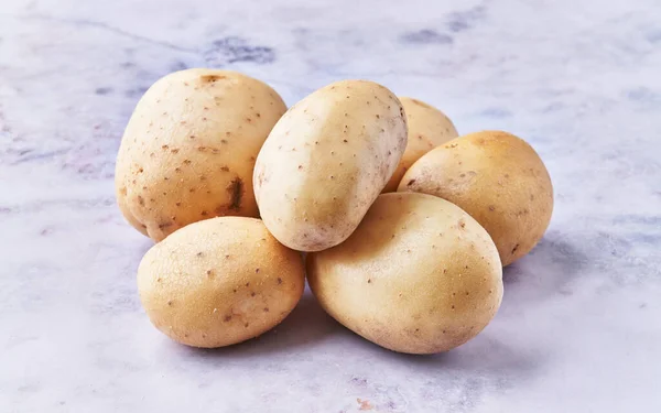 Manojo Las Patatas Sobre Superficie Mármol — Foto de Stock