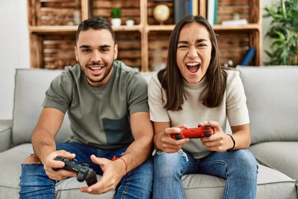 Mladý Latinský Pár Usměvavý Šťastný Hraní Videohry Doma — Stock fotografie