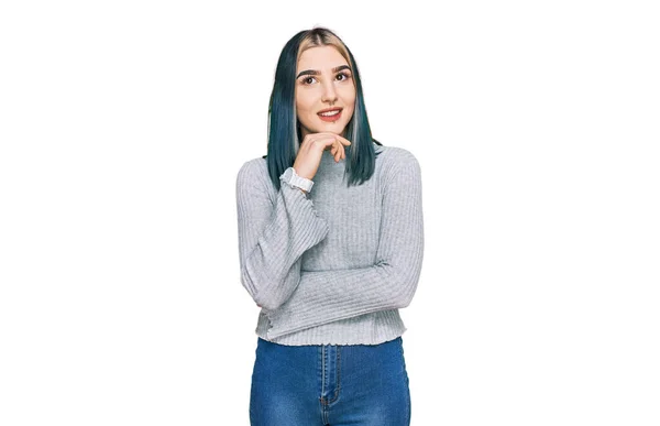 Junges Modernes Mädchen Lässigem Pullover Mit Der Hand Kinn Nachdenklich — Stockfoto