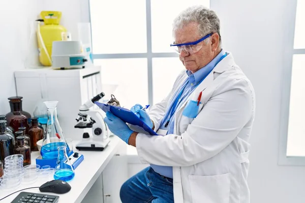 Grauhaariger Mann Mittleren Alters Wissenschaftleruniform Mit Schrift Auf Klemmbrett Labor — Stockfoto