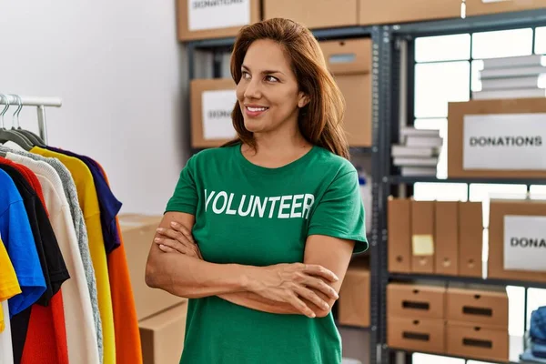Junge Lateinamerikanische Frau Freiwilliger Uniform Steht Mit Verschränkten Armen Charity — Stockfoto