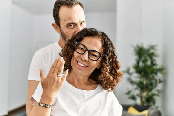 Μεσήλικες Ισπανόφωνοι Αγκαλιασμένοι Και Χαμογελαστοί Χαρούμενοι Την Πρόταση Γάμου Γυναίκα — Φωτογραφία Αρχείου