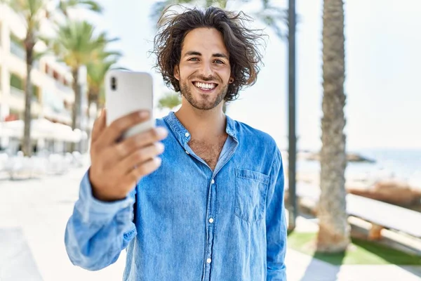 Jeune Homme Hispanique Faire Selfie Par Smartphone Marchant Dans Rue — Photo