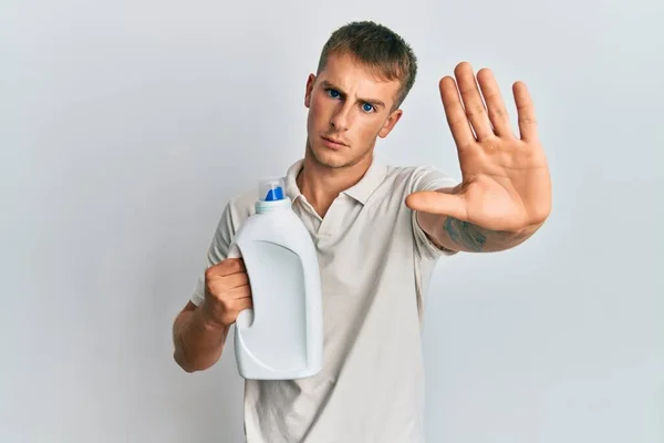 Young Caucasian Man Holding Detergent Bottle Open Hand Doing Stop — Stock Fotó
