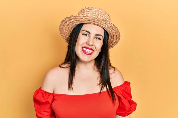 Νεαρή Ισπανίδα Που Φοράει Καλοκαιρινό Καπέλο Χαρούμενο Και Δροσερό Χαμόγελο — Φωτογραφία Αρχείου