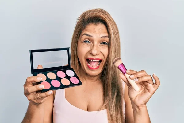 Mulher Hispânica Meia Idade Segurando Escova Maquiagem Blush Sorrindo Rindo — Fotografia de Stock