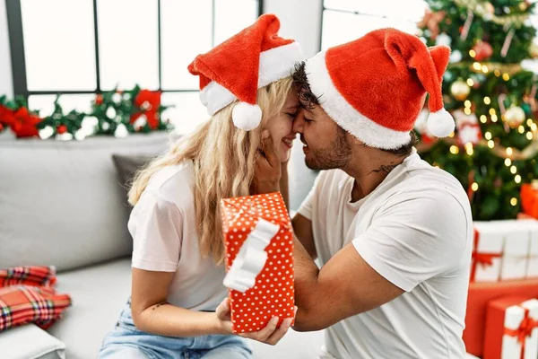 Fiatal Pár Romantikus Hozzáállás Visel Karácsony Gazdaság Ajándék Kalap Otthon — Stock Fotó