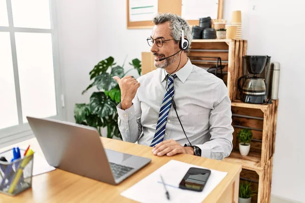 Middle Age Hispanic Business Man Working Office Wearing Operator Headset — ストック写真