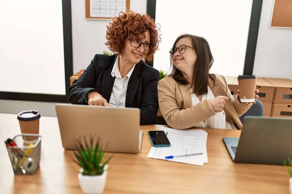 Grupo Dos Mujeres Que Trabajan Oficina Mujer Madura Síndrome Chica —  Fotos de Stock