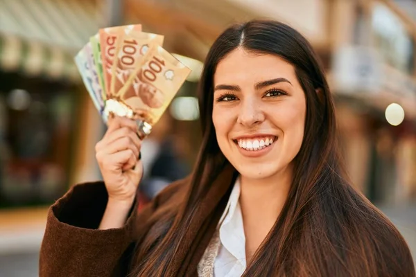 Jonge Spaanse Vrouw Lacht Gelukkig Terwijl Canadese Dollars Vasthoudt Stad — Stockfoto