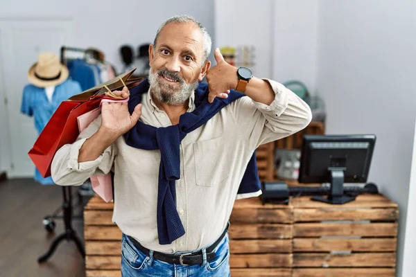 Ein Hübscher Älterer Mann Mit Einkaufstaschen Laden Lächelt Und Macht — Stockfoto