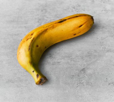 Beton yüzey üzerinde muz fotoğrafı