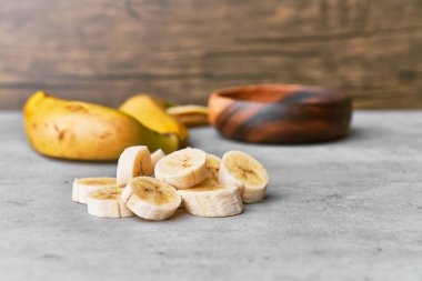 Muz dilimleri ve somut bir yüzey kabuğu fotoğrafı