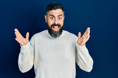 Sıradan kıyafetler giyen genç İspanyol adam çılgın ve başarıyı kollarını kaldırıp heyecanla haykırarak kutluyor. Kazanan konsept 