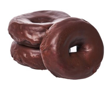  Beyaz arka planda izole edilmiş bir yığın çikolatalı çörek.