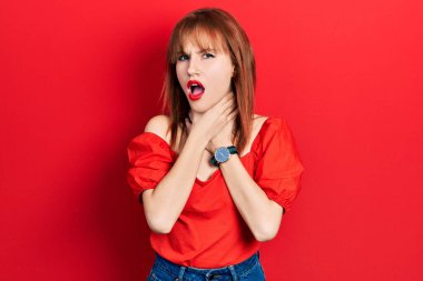 Kırmızı tişörtlü kızıl saçlı genç bir kadın boğularak ölsün diye bağırıyor. Sağlık problemi. Boğulma ve intihar konsepti. 