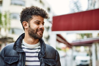 Kasabada gülümseyen genç bir Arap.