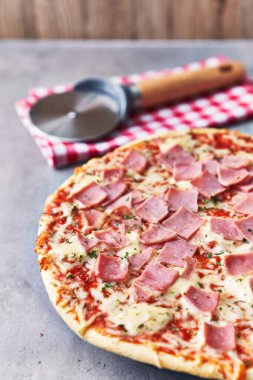  Mermer bir yüzey üzerinde nefis İtalyan jambonlu pizza.