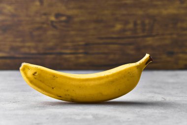  Beton yüzeyde tek muz