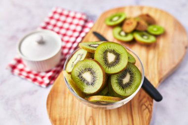  Misket yüzeyinde bir kase kivi.