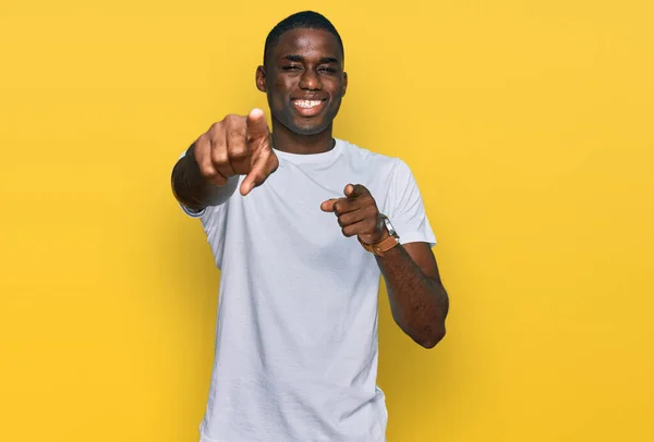Joven Hombre Afroamericano Vistiendo Casual Camiseta Blanca Señalando Usted Cámara —  Fotos de Stock