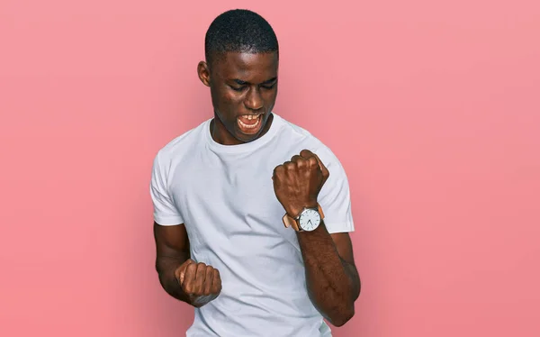 Jonge Afro Amerikaanse Man Draagt Casual Witte Shirt Vieren Verrast — Stockfoto