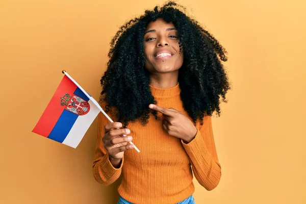 Africká Americká Žena Afro Vlasy Drží Srbskou Vlajku Úsměvem Šťastný — Stock fotografie