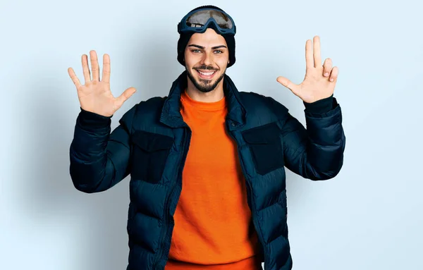 Mladý Hispánský Muž Vousy Sobě Sněhu Oblečení Nebeské Brýle Ukazující — Stock fotografie