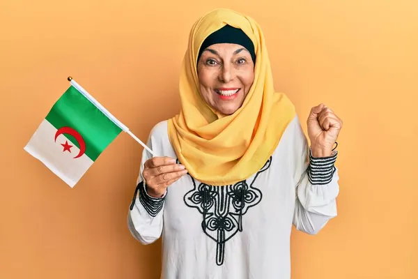 Middle Age Hispanic Woman Wearing Hijab Holding Algeria Flag Screaming — Stock Photo, Image