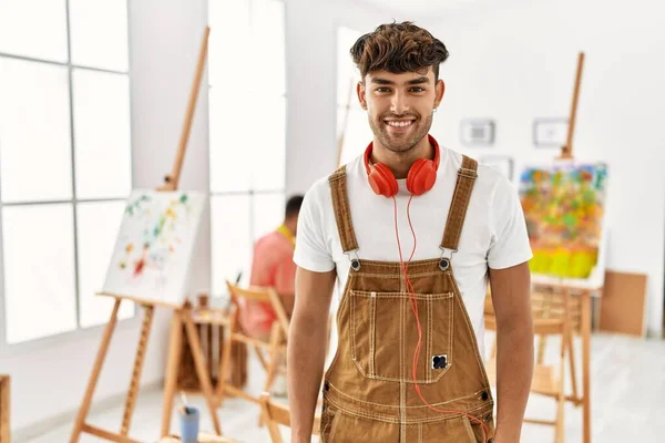 Sanat Stüdyosundaki Genç Spanyol Adam Yüzünde Mutlu Havalı Bir Gülümsemeyle — Stok fotoğraf