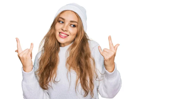 Młoda Kaukaska Dziewczyna Wełnianym Swetrze Czapce Zimowej Krzyczy Szalonym Wyrazem — Zdjęcie stockowe