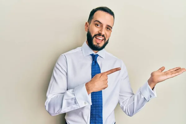 Sakallı Genç Adam Kravatı Takıyor Kameraya Hayret Ediyor Gülümsüyor — Stok fotoğraf