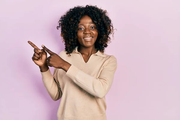 Joven Mujer Afroamericana Vistiendo Ropa Casual Sonriendo Mirando Cámara Apuntando —  Fotos de Stock