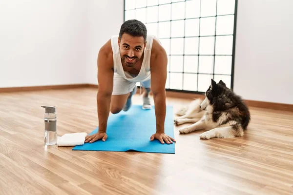 Jonge Spaanse Man Lacht Zelfverzekerde Training Met Hond Sportcentrum — Stockfoto