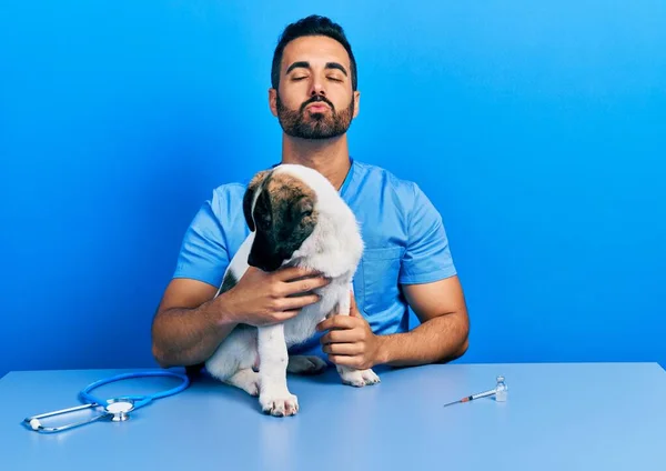Красивый Латиноамериканец Ветеринар Бородой Проверяющий Здоровье Собаки Глядя Камеру Дующую — стоковое фото