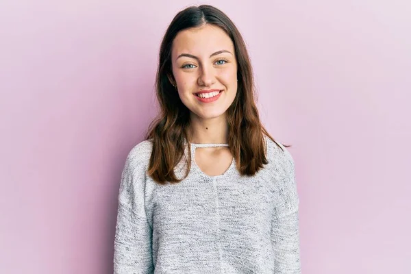 Genç Esmer Kadın Mutlu Havalı Bir Gülümsemesi Olan Sıradan Bir — Stok fotoğraf