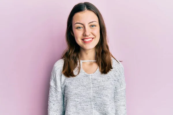 Junge Brünette Frau Lässigem Pullover Mit Einem Fröhlichen Und Kühlen — Stockfoto