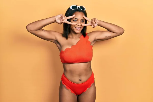 Bikini Giyen Genç Afro Amerikan Kız Barış Sembolü Yapıyor Yüzünde — Stok fotoğraf