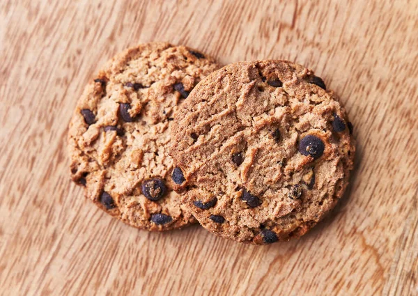 Heerlijke Chocoladekoekjes Een Houten Tafel — Stockfoto