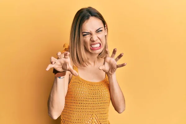 Joven Mujer Rubia Caucásica Vistiendo Camiseta Amarilla Casual Sonriendo Divertido — Foto de Stock