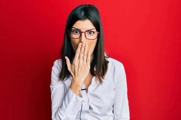 Young Hispanic Woman Using Lavalier Microphone Covering Mouth Hand Shocked — Stockfoto