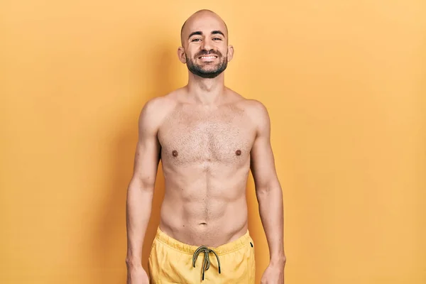 Junger Mann Mit Glatze Badebekleidung Mit Einem Fröhlichen Und Kühlen — Stockfoto