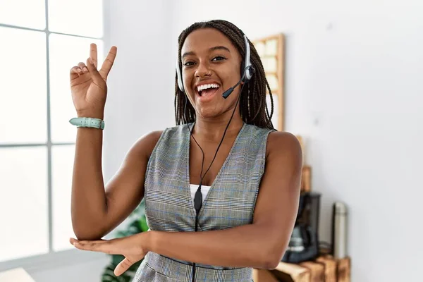 Giovane Donna Afroamericana Che Lavora Ufficio Indossando Auricolare Operatore Sorridente — Foto Stock